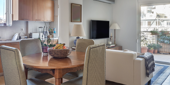 Helle, modern eingerichtete Stadtwohnung mit Balkon – Beispiel aktueller Wohntrends in Großstädten