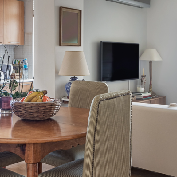 Helle, modern eingerichtete Stadtwohnung mit Balkon – Beispiel aktueller Wohntrends in Großstädten