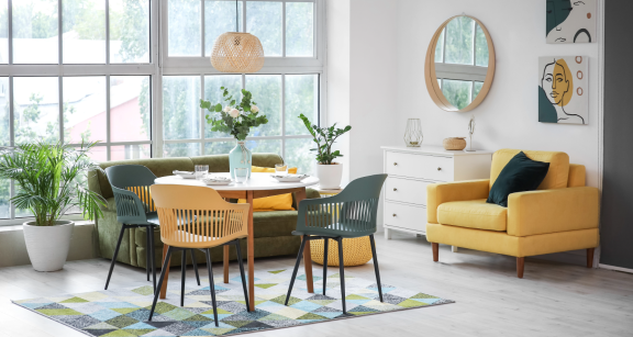 Stilvolles Wohnzimmer mit modernem Design und Kunst – Wohntrends in Großstädten barrierefrei umgesetzt