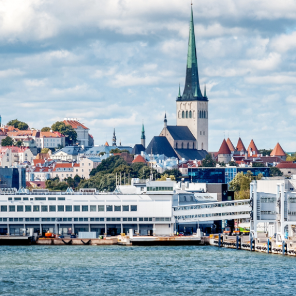 Stadtansicht von Tallinn mit Hafen, Altstadt und Kirchtürmen unter bewölktem Himmel