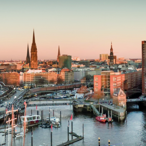 Panorama Hamburg Hafen Elbphilharmonie Sonnenuntergang. Umzug Berlin Hamburg nicht sichtbar.