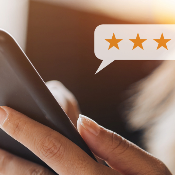 Kunde bewertet Geschäftsumzug mit fünf Sternen auf Smartphone. Nutzerfreundliche Online-Bewertung für Umzugsfirma.