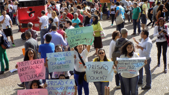 Vier Kinder sitzen lachend zusammen – Symbol für Bildung und Gemeinschaft bei Terre des hommes Deutschland.