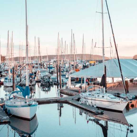 Segelhafen bei Sonnenaufgang – Symbol für POD, den Entladehafen im internationalen Warenverkehr.