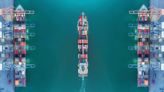 Containerschiff im Entladehafen – Symbol für POD (Port of Discharge) im internationalen Warenverkehr.