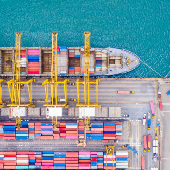 Luftaufnahme eines Containerterminals mit Frachtschiffen und Kränen beim Be- und Entladen – Terminal Handling Charges.