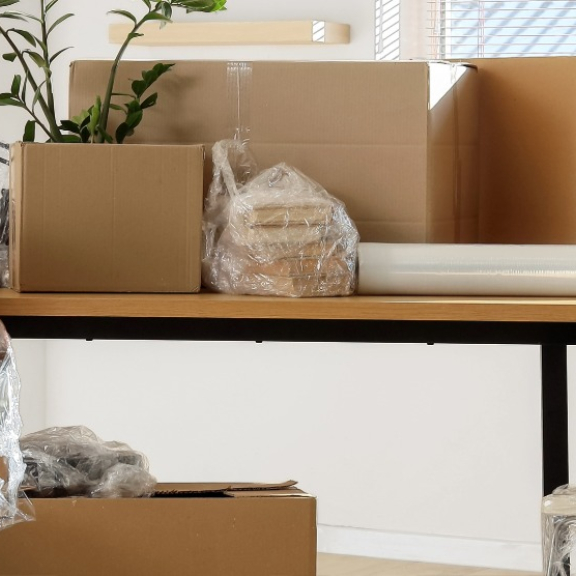 Verpackte Möbel und Kartons nach Anlieferung von Packmaterial für den Umzug.