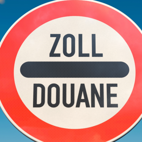 Zoll-Schild an einer geschlossenen Schranke vor EU-Sternen – Symbol für Grenzkontrolle und Zollbestimmungen