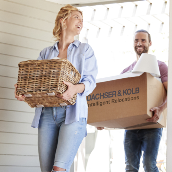Team in a meeting with whiteboard – symbolic image for tips and knowledge in the moving ABC