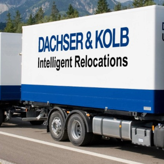 Containerschiff von oben mit Schlepper – Symbolbild für Navigationssicherheit und Havarie im Seetransport