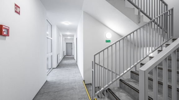 Breites Treppenhaus mit Flur in modernem Gebäude – gut zugängliche Umgebung für Umzüge mit Treppensteiger