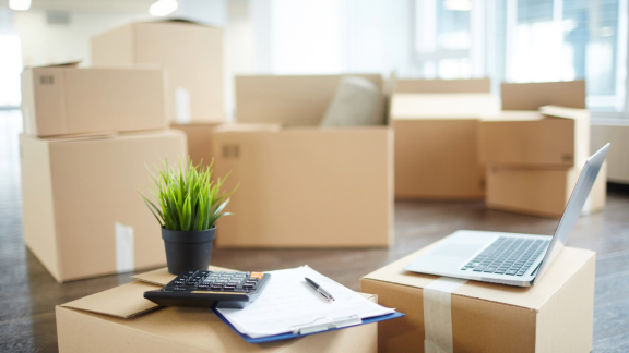 Containerschiff bei Sonnenuntergang im Hafen – Symbolbild für Planung zur Vermeidung von Havarien im Seetransport