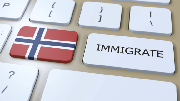Computertastatur mit norwegischer Flagge und IMMIGRATE-Taste als Symbol für Einwanderung nach Norwegen