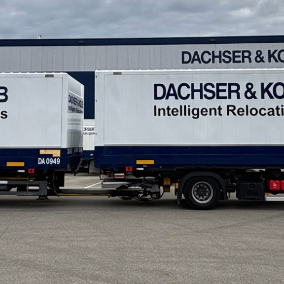 Containerschiff von oben mit Schlepper – Symbolbild für Navigationssicherheit und Havarie im Seetransport