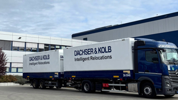 Containerschiff bei Sonnenuntergang im Hafen – Symbolbild für Planung zur Vermeidung von Havarien im Seetransport