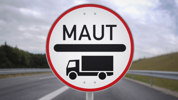MAUT-Schild mit LKW-Symbol an der Straße – Hinweis auf Mautpflicht auf der Autobahn