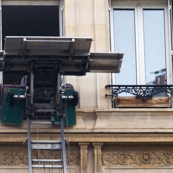 Möbellift hebt Schwergut zum Fenster eines Mehrfamilienhauses – sicherer Transport schwerer Möbel
