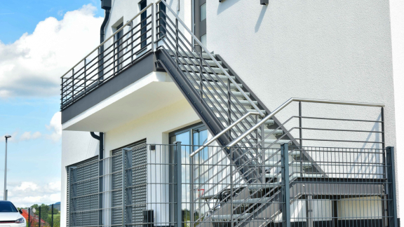 Außentreppe am Gebäude als Abtrageweg für den Umzug