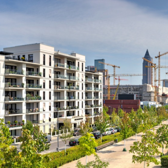 Mehrstöckige Wohngebäude in einem Quartier – Stockwerke beim Umzug in der Stadt