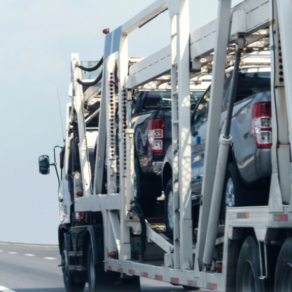 Autotransporter liefert mehrere Fahrzeuge – sicherer Fahrzeugtransport auf der Straße