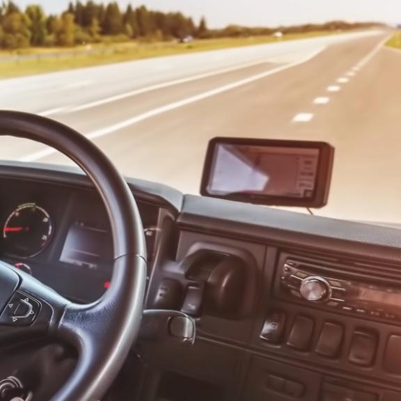 Lkw-Fahrer am Steuer auf Autobahn – Lenkzeiten und Ruhezeiten im Blick