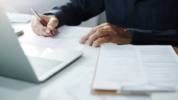 Dokumentation am Schreibtisch – Nachweis zu Lenkzeiten und Ruhezeiten wird geprüft und unterschrieben