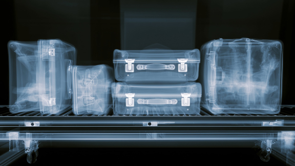 Eine Person sichert Tischkante mit Kantenschutz-Eckschutz, um Stöße und Verletzungen zu vermeiden