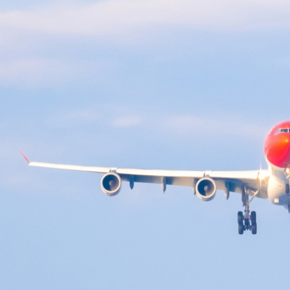 Flugzeug im Anflug vor blauem Himmel als Symbolbild für Thailand-Visum und Einreise