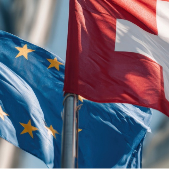 EU- und Schweiz-Flaggen als Symbol für Zoll beim Umzug von der Schweiz nach Deutschland