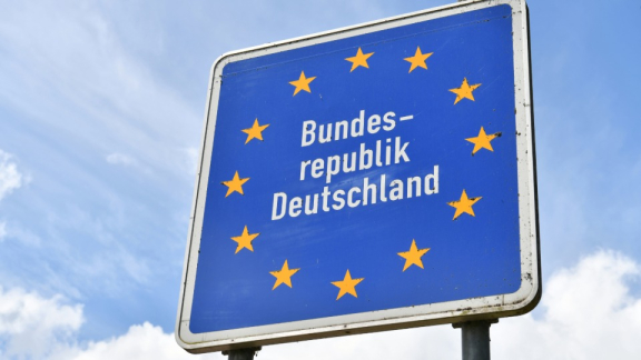 EU-Grenzschild an einer Landesgrenze – Hinweis auf Zoll und Einreise beim Umzug.