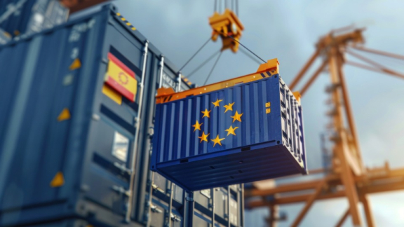 Verladung eines Containers mit EU-Flagge durch einen Kran, symbolisiert den sicheren T2LF-Transport von Umzugsgut als Unionsware.