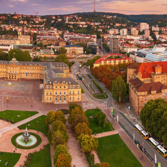 Luftaufnahme von Stuttgart mit Schlossplatz und Innenstadt bei Sonnenuntergang