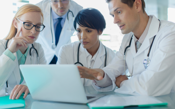 Oberarm einer Person, die gerade eine Spritze erhält