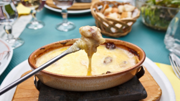 Besonderheiten in der Schweiz - Schale mit Schweizer Käsefondue